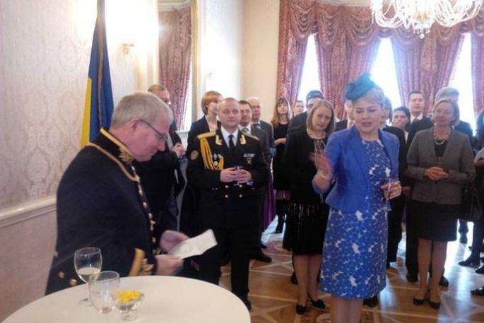 Посол Украины шокировала английскую королеву Елизавету II Посол Украины Наталья Галибаренко на приёме у английской королевы фото